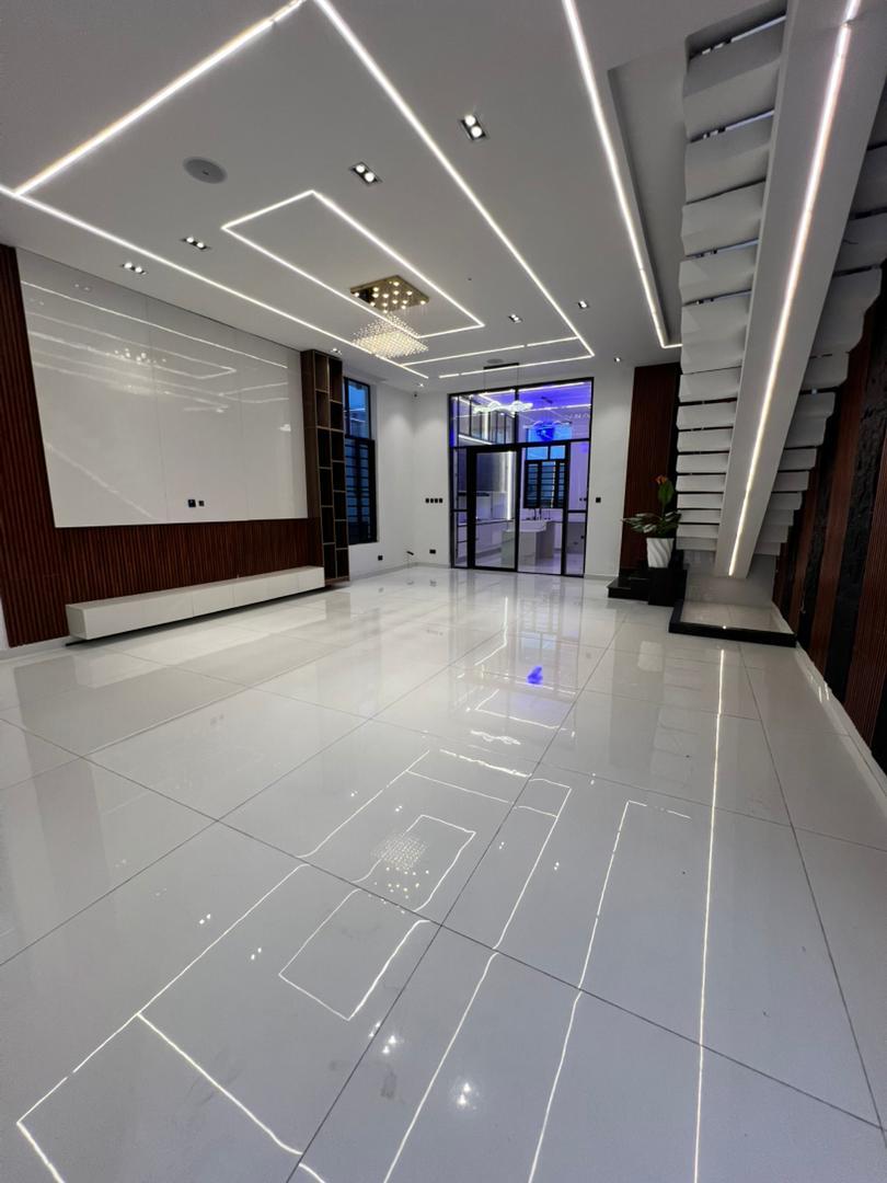 Contemporary 5 bedroom detached duplex with pool, cinema, gym & bq in a secured estate, photo 3